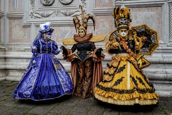 La sfilata dei costumi del Carnevale di Venezia 2026 davanti alla chiesa di San Zaccaria.