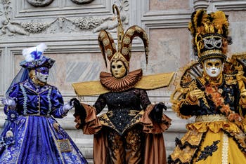 La sfilata dei costumi del Carnevale di Venezia 2026 davanti alla chiesa di San Zaccaria.
