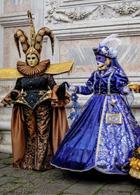 La sfilata dei costumi del Carnevale di Venezia 2026 davanti alla chiesa di San Zaccaria.