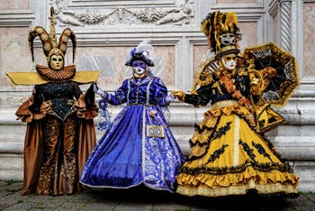 La sfilata dei costumi del Carnevale di Venezia 2026 davanti alla chiesa di San Zaccaria.