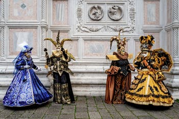 La sfilata dei costumi del Carnevale di Venezia 2026 davanti alla chiesa di San Zaccaria.