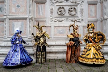 La sfilata dei costumi del Carnevale di Venezia 2026 davanti alla chiesa di San Zaccaria.