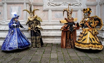 La sfilata dei costumi del Carnevale di Venezia 2026 davanti alla chiesa di San Zaccaria.