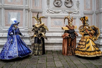 La sfilata dei costumi del Carnevale di Venezia 2026 davanti alla chiesa di San Zaccaria.