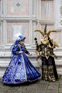 La sfilata dei costumi del Carnevale di Venezia 2026 davanti alla chiesa di San Zaccaria.