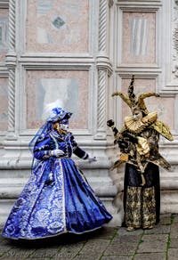 La sfilata dei costumi del Carnevale di Venezia 2026 davanti alla chiesa di San Zaccaria.