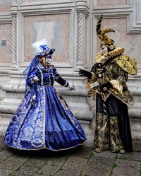 La sfilata dei costumi del Carnevale di Venezia 2026 davanti alla chiesa di San Zaccaria.