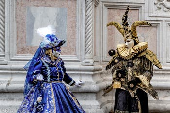 La sfilata dei costumi del Carnevale di Venezia 2026 davanti alla chiesa di San Zaccaria.