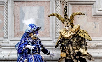 La sfilata dei costumi del Carnevale di Venezia 2026 davanti alla chiesa di San Zaccaria.