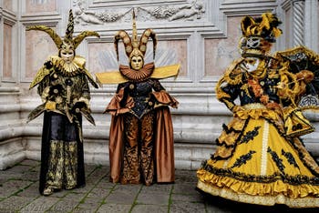 La sfilata dei costumi del Carnevale di Venezia 2026 davanti alla chiesa di San Zaccaria.