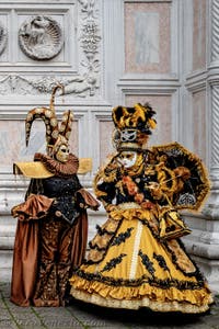La sfilata dei costumi del Carnevale di Venezia 2026 davanti alla chiesa di San Zaccaria.