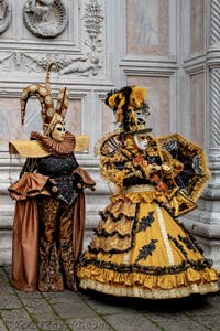 La sfilata dei costumi del Carnevale di Venezia 2026 davanti alla chiesa di San Zaccaria.