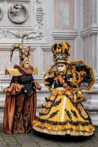 La sfilata dei costumi del Carnevale di Venezia 2026 davanti alla chiesa di San Zaccaria.