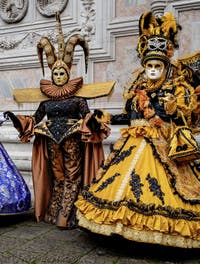 La sfilata dei costumi del Carnevale di Venezia 2026 davanti alla chiesa di San Zaccaria.