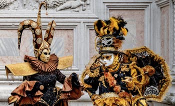 La sfilata dei costumi del Carnevale di Venezia 2026 davanti alla chiesa di San Zaccaria.