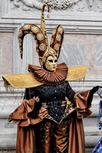 La sfilata dei costumi del Carnevale di Venezia 2026 davanti alla chiesa di San Zaccaria.