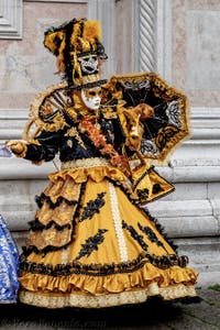 La sfilata dei costumi del Carnevale di Venezia 2026 davanti alla chiesa di San Zaccaria.