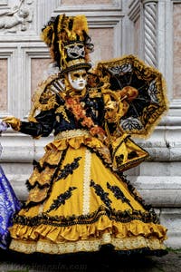 La sfilata dei costumi del Carnevale di Venezia 2026 davanti alla chiesa di San Zaccaria.