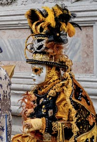 La sfilata dei costumi del Carnevale di Venezia 2026 davanti alla chiesa di San Zaccaria.