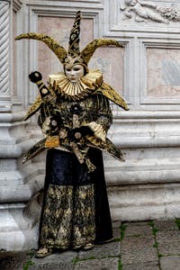La sfilata dei costumi del Carnevale di Venezia 2026 davanti alla chiesa di San Zaccaria.