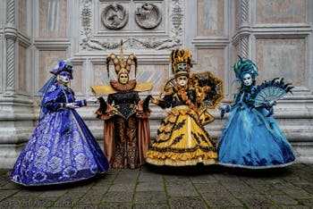 La sfilata dei costumi del Carnevale di Venezia 2026 davanti alla chiesa di San Zaccaria.