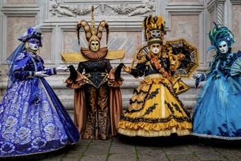La sfilata dei costumi del Carnevale di Venezia 2026 davanti alla chiesa di San Zaccaria.