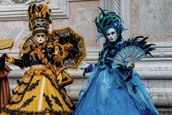 La sfilata dei costumi del Carnevale di Venezia 2026 davanti alla chiesa di San Zaccaria.