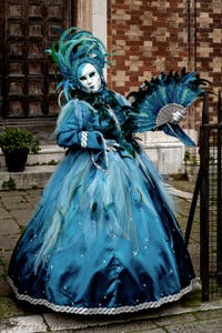 La sfilata dei costumi del Carnevale di Venezia 2026 davanti alla chiesa di San Zaccaria.
