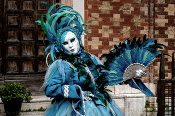 La sfilata dei costumi del Carnevale di Venezia 2026 davanti alla chiesa di San Zaccaria.