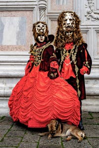 La sfilata dei costumi del Carnevale di Venezia 2026 davanti alla chiesa di San Zaccaria.