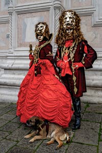 La sfilata dei costumi del Carnevale di Venezia 2026 davanti alla chiesa di San Zaccaria.