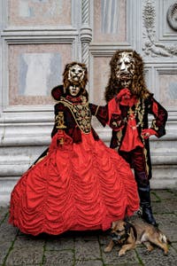 La sfilata dei costumi del Carnevale di Venezia 2026 davanti alla chiesa di San Zaccaria.