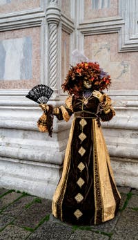 La sfilata dei costumi del Carnevale di Venezia 2026 davanti alla chiesa di San Zaccaria.