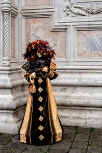 La sfilata dei costumi del Carnevale di Venezia 2026 davanti alla chiesa di San Zaccaria.