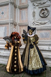 La sfilata dei costumi del Carnevale di Venezia 2026 davanti alla chiesa di San Zaccaria.