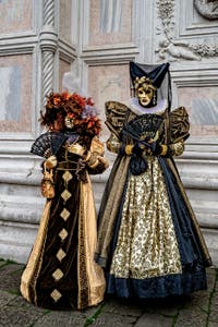 La sfilata dei costumi del Carnevale di Venezia 2026 davanti alla chiesa di San Zaccaria.