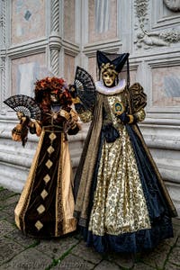 La sfilata dei costumi del Carnevale di Venezia 2026 davanti alla chiesa di San Zaccaria.