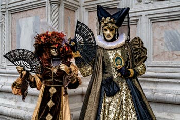 La sfilata dei costumi del Carnevale di Venezia 2026 davanti alla chiesa di San Zaccaria.