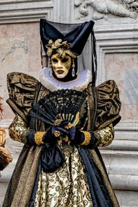 La sfilata dei costumi del Carnevale di Venezia 2026 davanti alla chiesa di San Zaccaria.