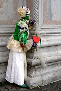 La sfilata dei costumi del Carnevale di Venezia 2026 davanti alla chiesa di San Zaccaria.