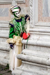La sfilata dei costumi del Carnevale di Venezia 2026 davanti alla chiesa di San Zaccaria.