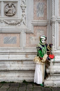 La sfilata dei costumi del Carnevale di Venezia 2026 davanti alla chiesa di San Zaccaria.