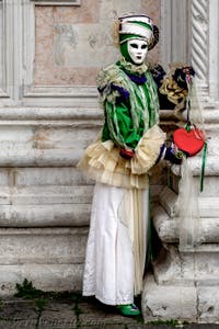 La sfilata dei costumi del Carnevale di Venezia 2026 davanti alla chiesa di San Zaccaria.