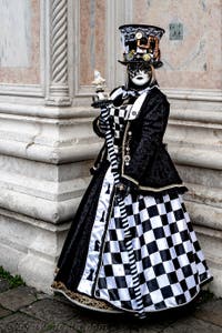 La sfilata dei costumi del Carnevale di Venezia 2026 davanti alla chiesa di San Zaccaria.