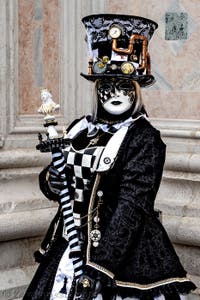 La sfilata dei costumi del Carnevale di Venezia 2026 davanti alla chiesa di San Zaccaria.