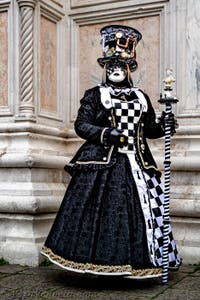 La sfilata dei costumi del Carnevale di Venezia 2026 davanti alla chiesa di San Zaccaria.