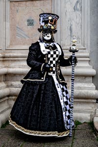 La sfilata dei costumi del Carnevale di Venezia 2026 davanti alla chiesa di San Zaccaria.