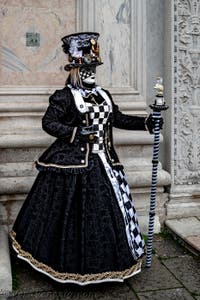 La sfilata dei costumi del Carnevale di Venezia 2026 davanti alla chiesa di San Zaccaria.