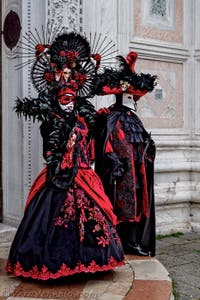 La sfilata dei costumi del Carnevale di Venezia 2026 davanti alla chiesa di San Zaccaria.
