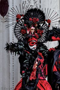 La sfilata dei costumi del Carnevale di Venezia 2026 davanti alla chiesa di San Zaccaria.